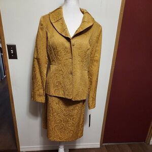 - Isabella Brocade  suit 12 NWT  EX COND pit to pit 20 1/2 in GOLD